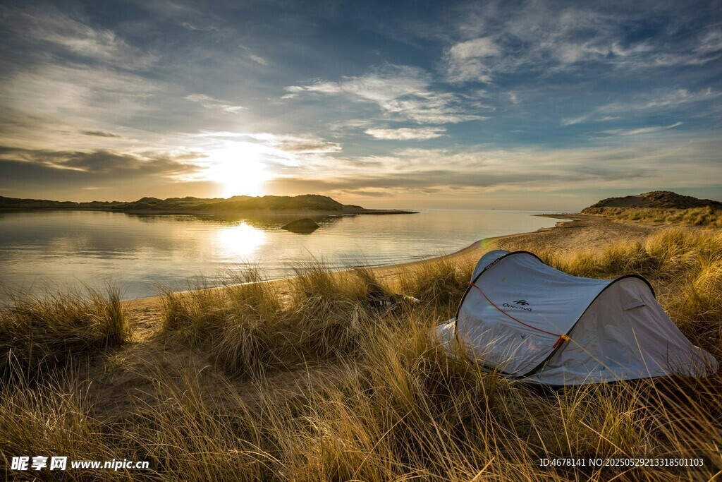 湖畔露营 夕阳下的静谧帐篷