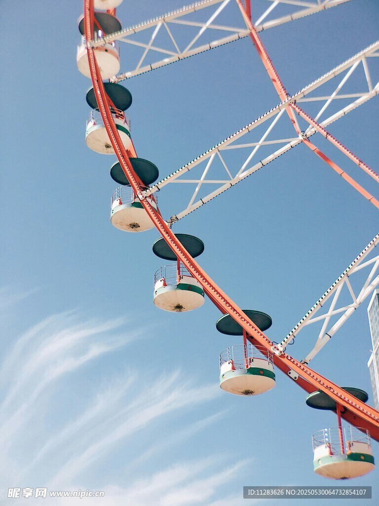 蓝天中的绚丽摩天轮