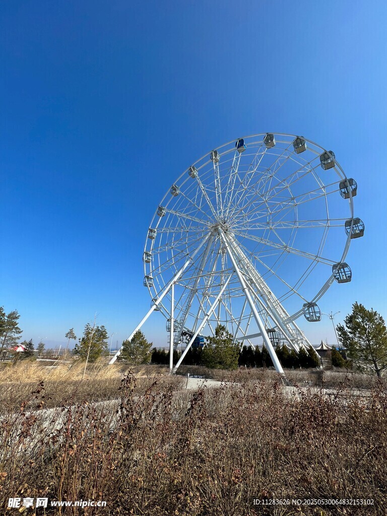 废弃摩天轮矗立荒野