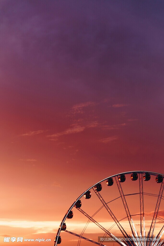 夕阳下的浪漫摩天轮