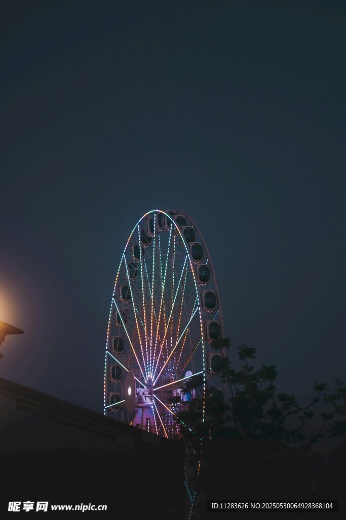 夜幕下绚丽的摩天轮