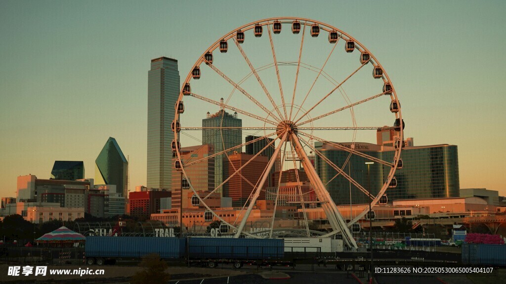 城市中的巨型摩天轮景观