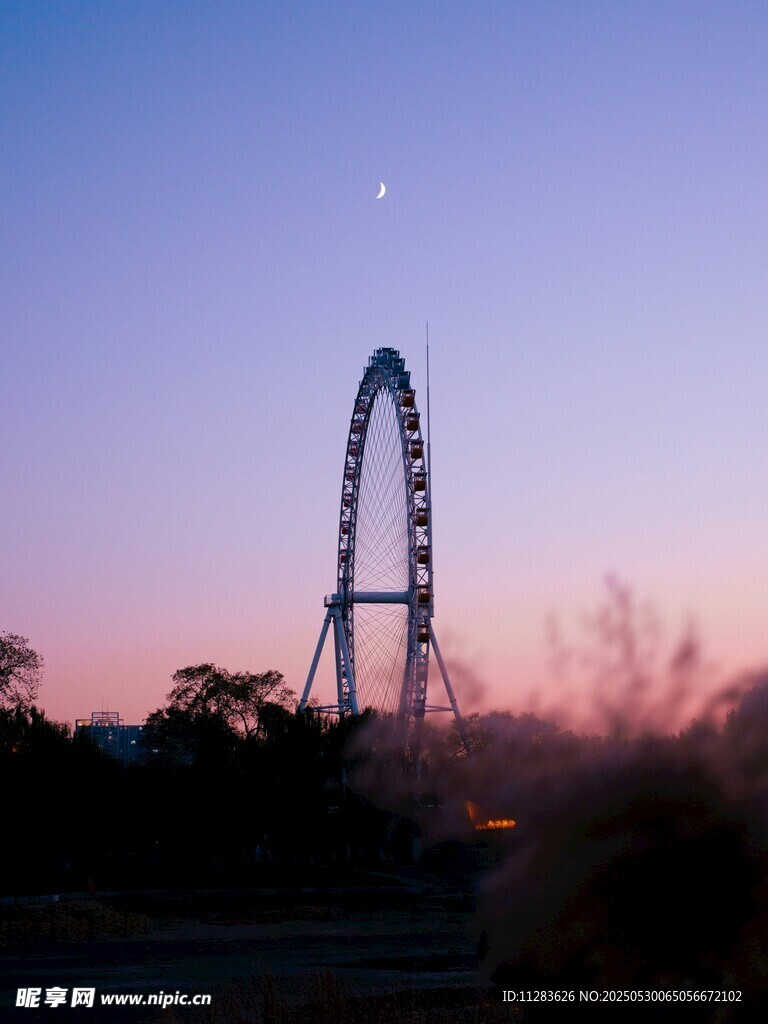 黄昏下的摩天轮美景