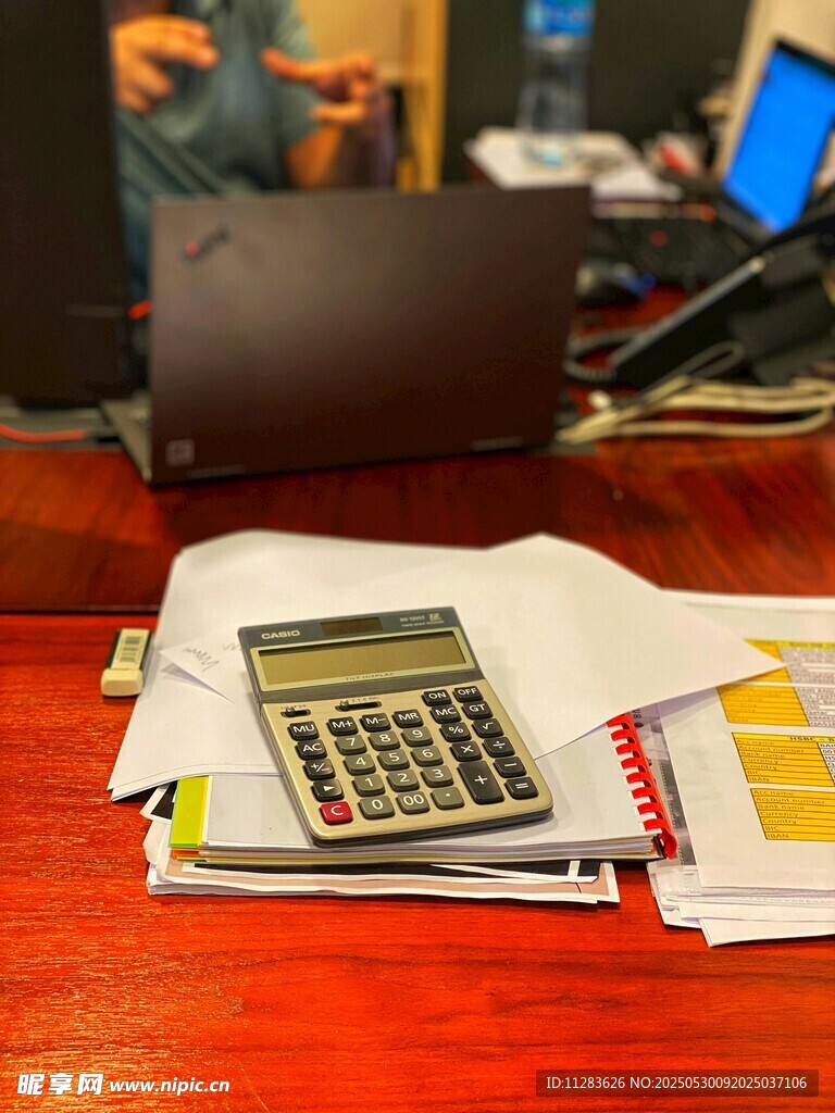 办公桌上的计算器与文件