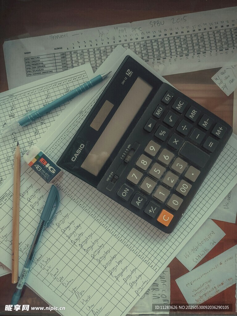 办公桌上的计算器与文具