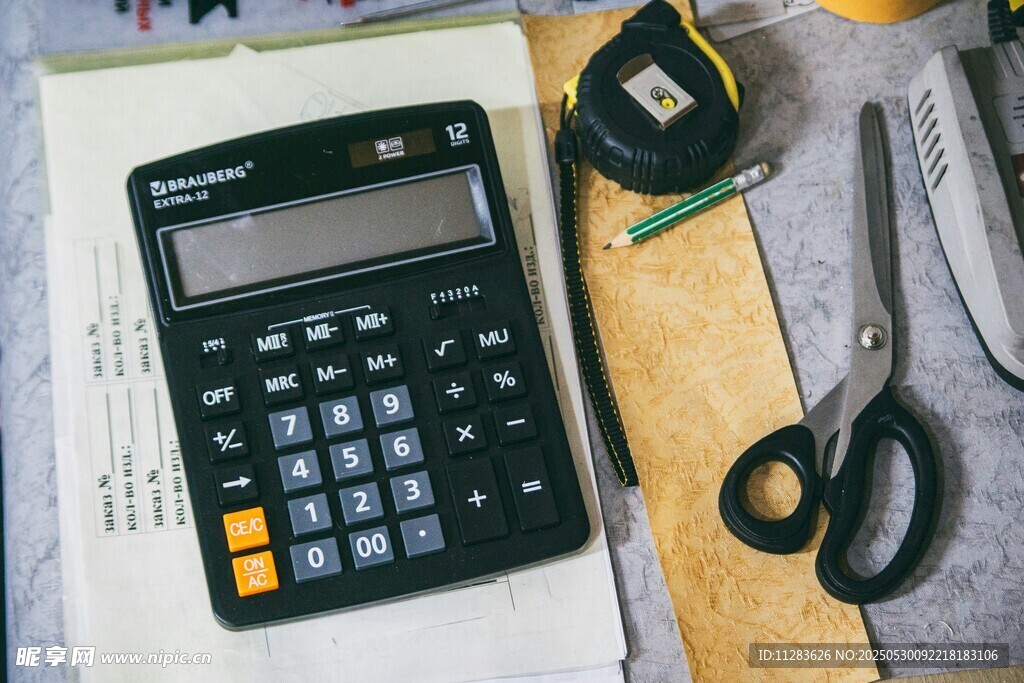办公桌上的计算器与工具