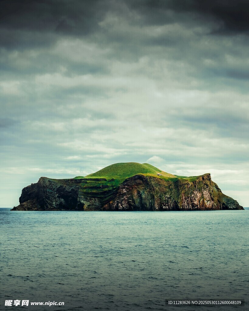 海上孤岛云雾缭绕之景
