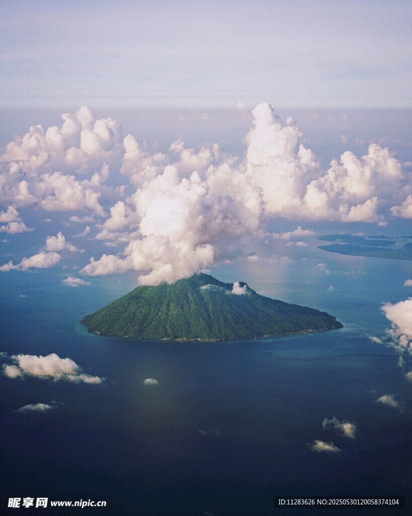 海上孤岛云雾缭绕美景