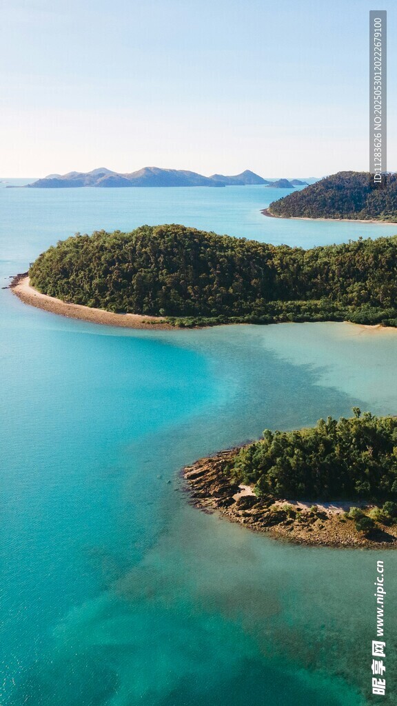美丽海岛的迷人蓝色风光