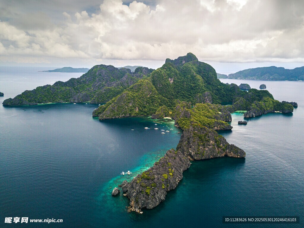 海上葱郁岛屿风光
