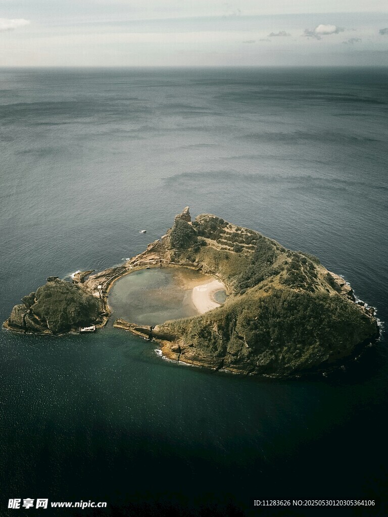 海上孤岛夜景