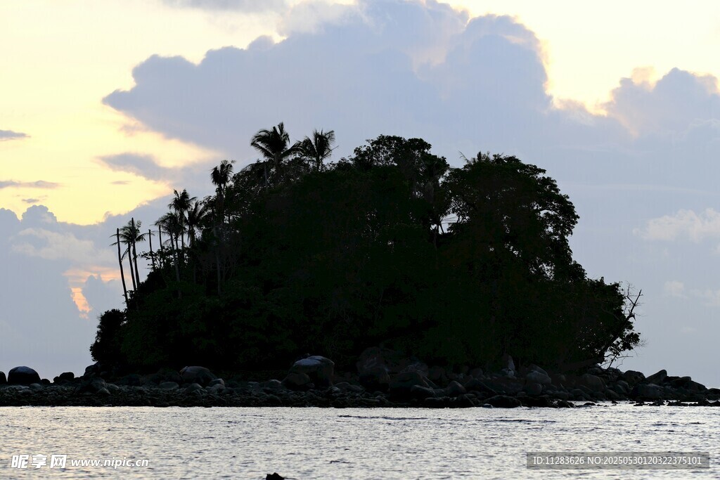 海上孤岛的黄昏美景