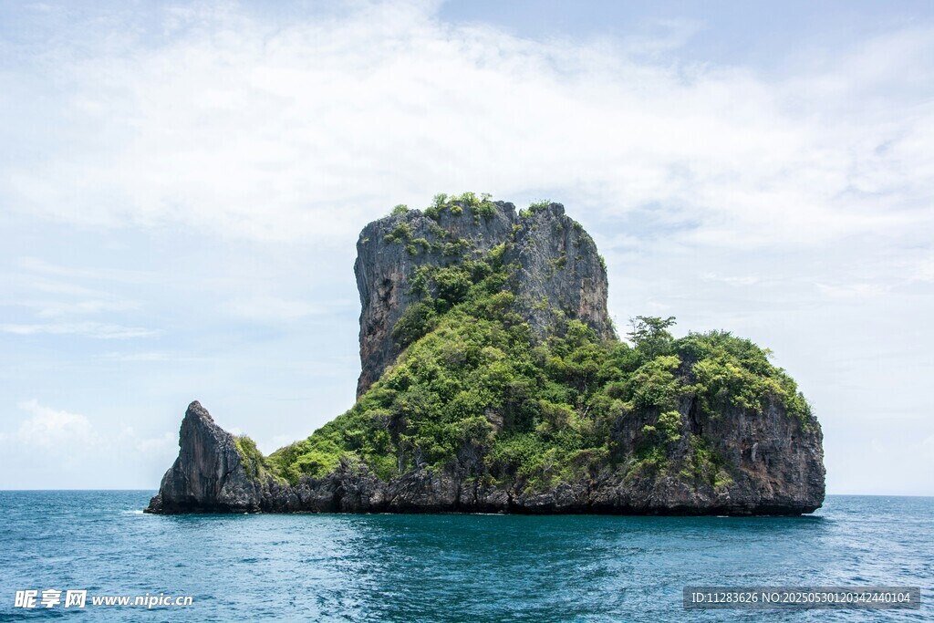 海中孤岩绿意盎然