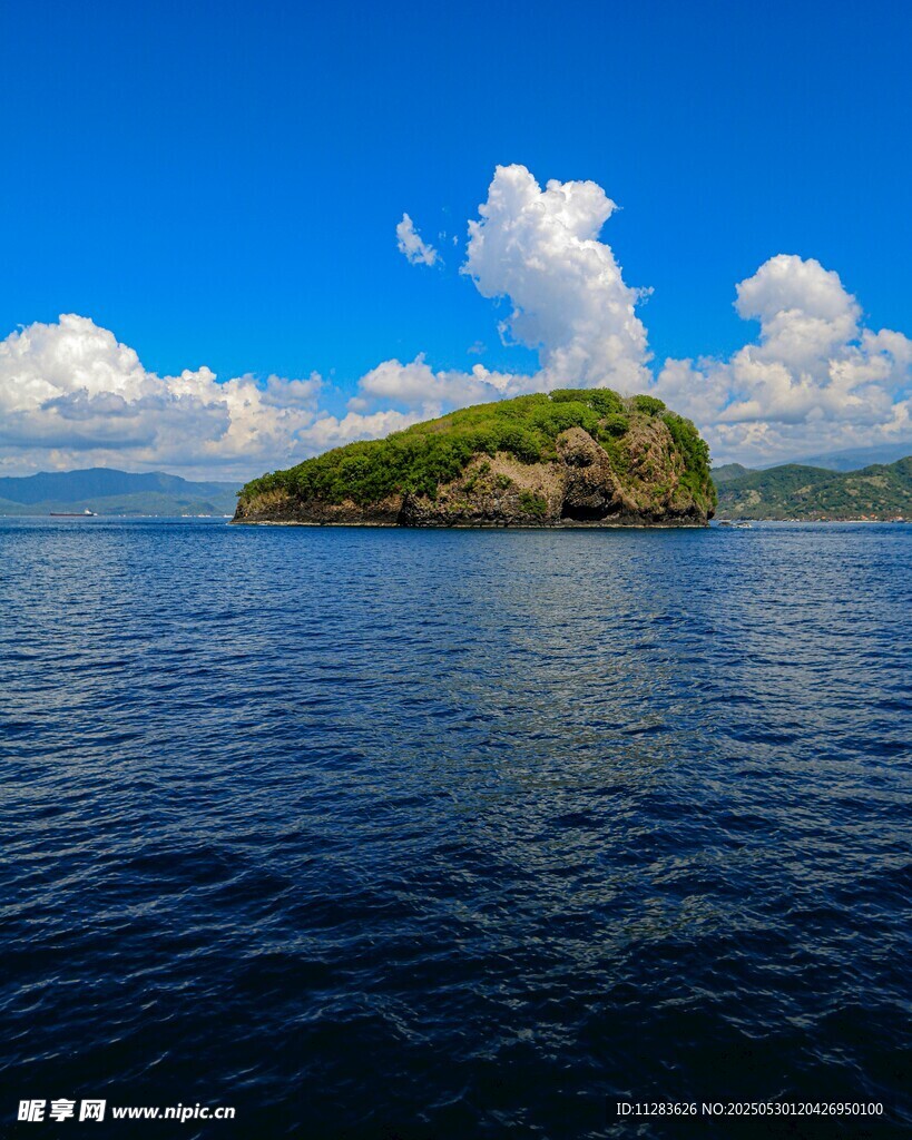 海上孤岛蓝天白云美景