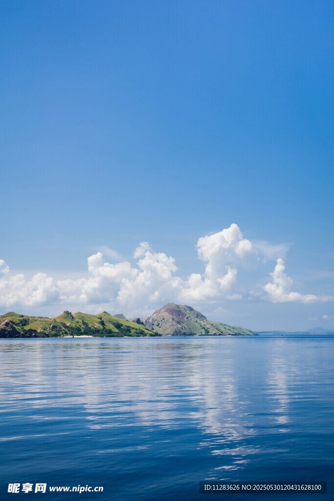 宁静海岛旁的澄澈蓝色水域