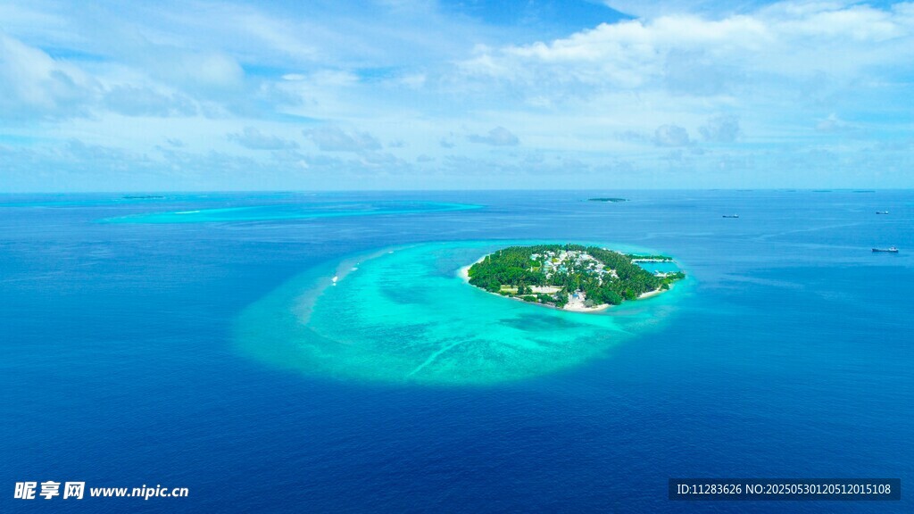 海上绿岛美景