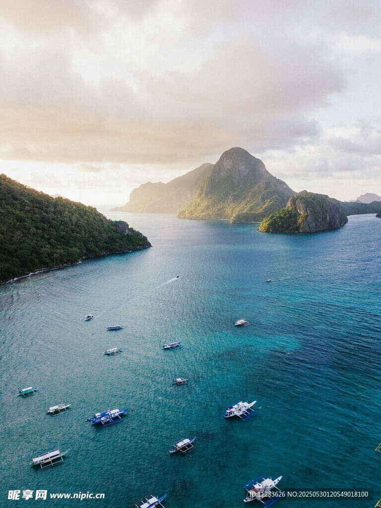 美丽海岛海域船只景观