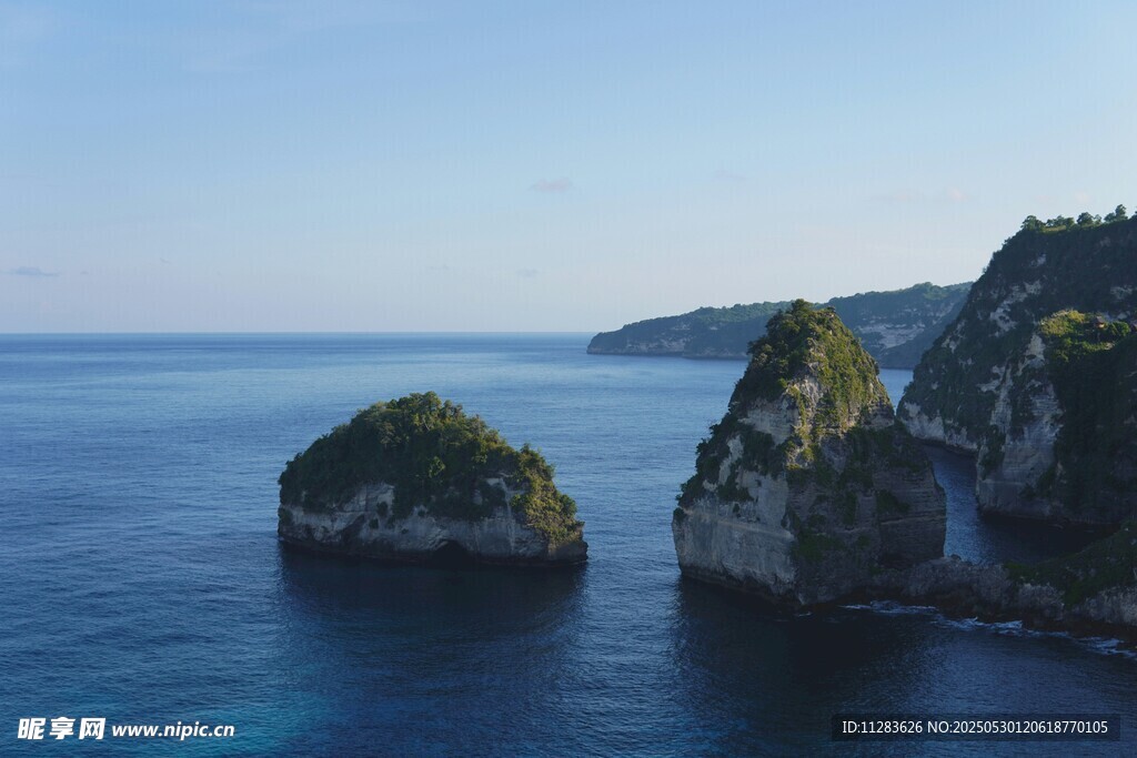 海上嶙峋礁石景观