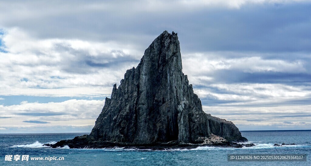 海中孤峰岩石景观