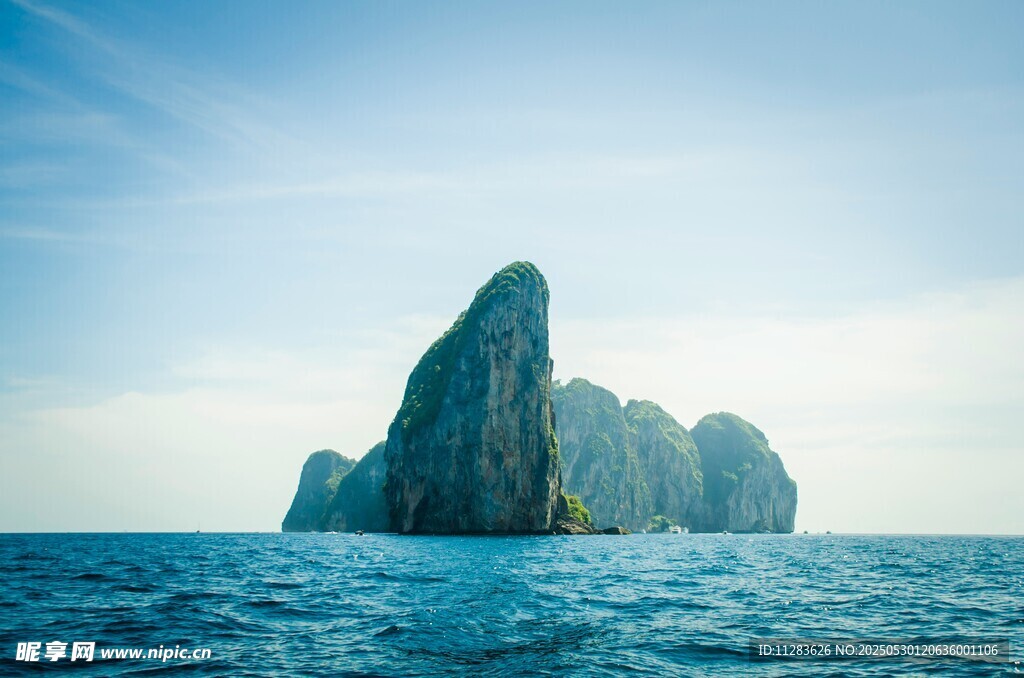 海上孤岩美景