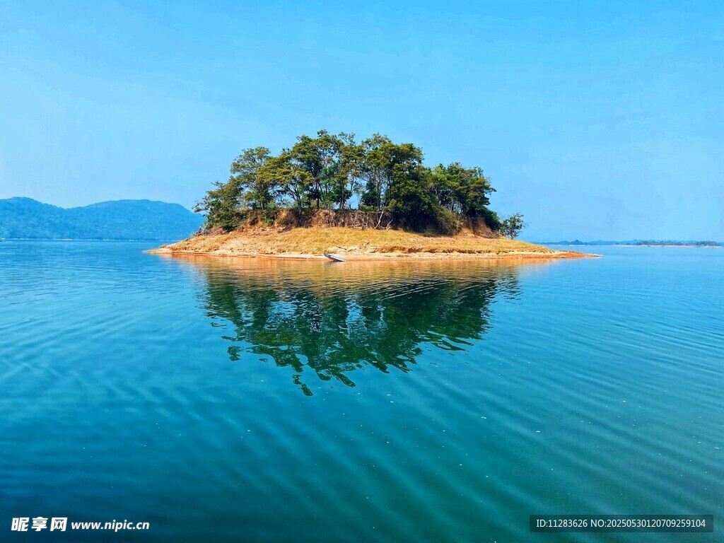 湖心小岛 碧水蓝天美景
