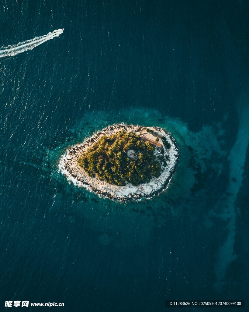 海中孤岛航拍美景