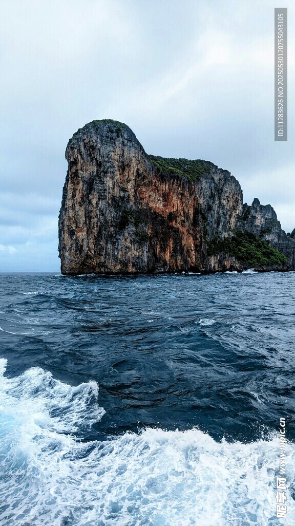 海上孤岩景观