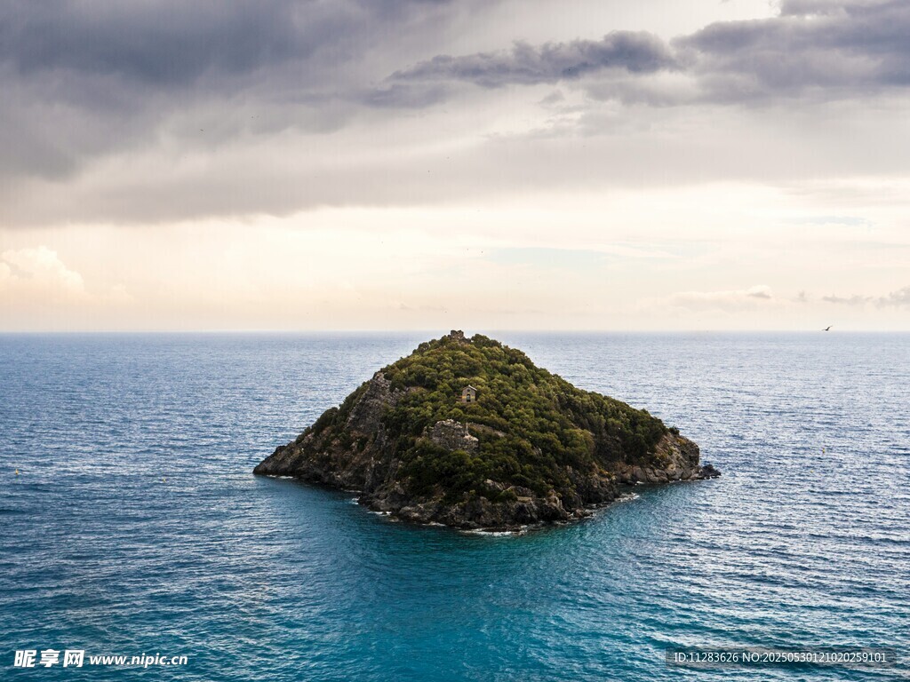 海中孤岛上的自然景致