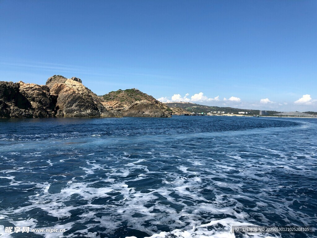 海上风光远眺壮丽礁石