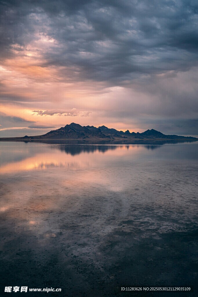 日落时分湖面与远山美景