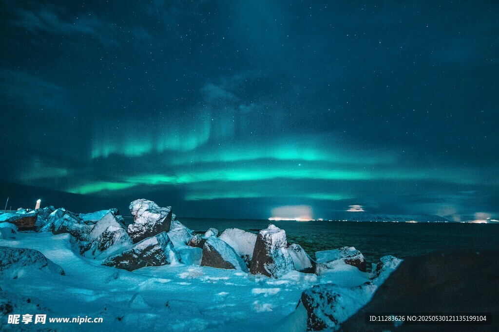 极光下的冰雪探险场景