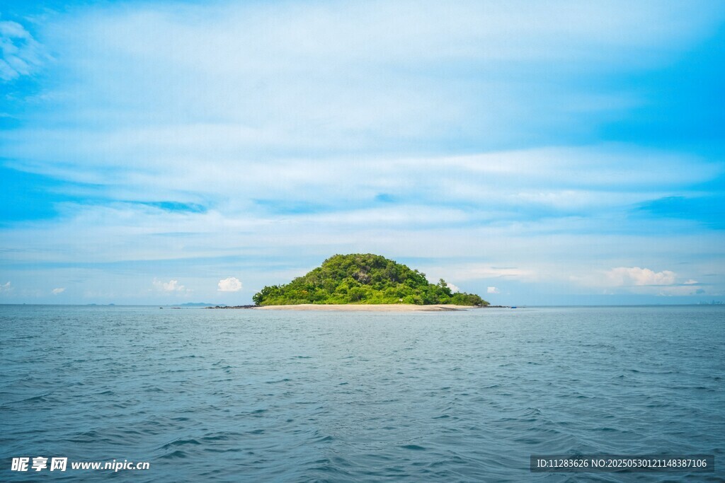 海上孤岛 蓝天白云美景