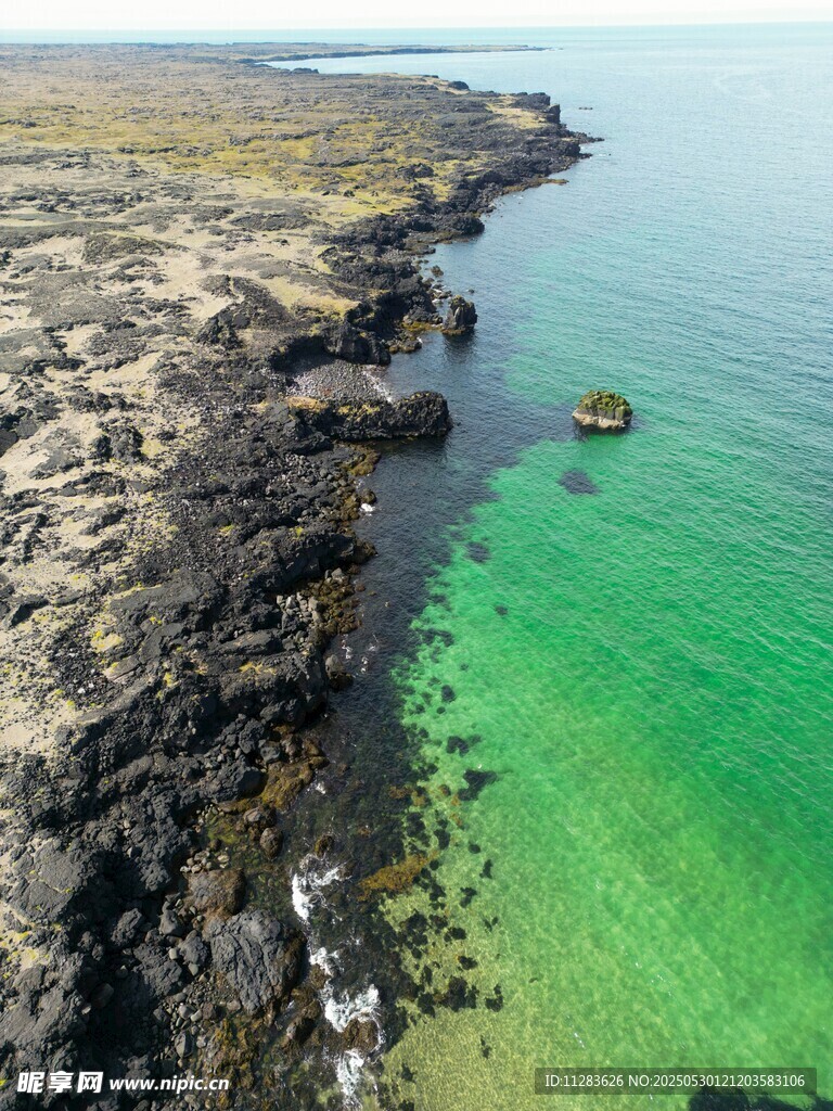 海岸美景 碧绿海水与礁石