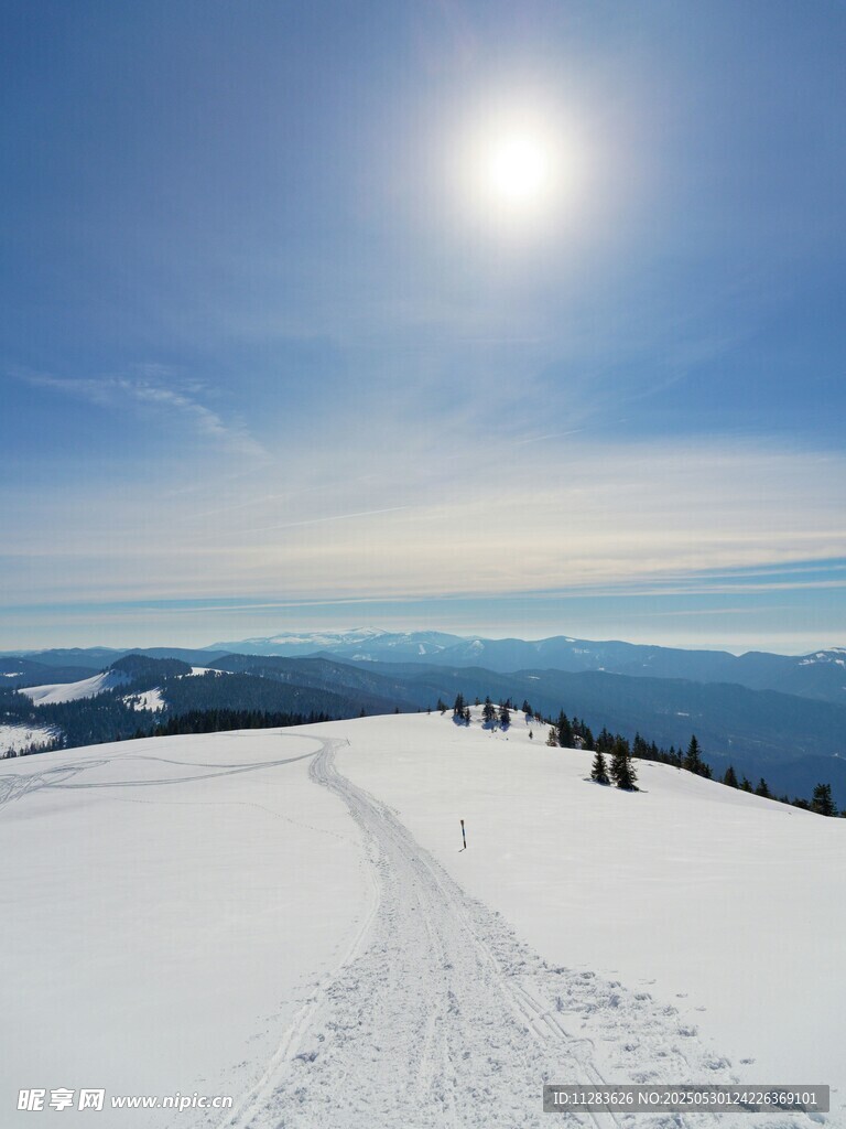雪山顶上的阳光之路
