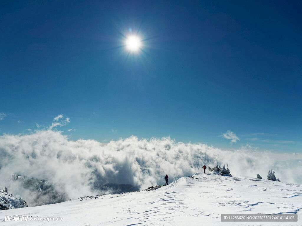 雪山顶上的耀眼阳光