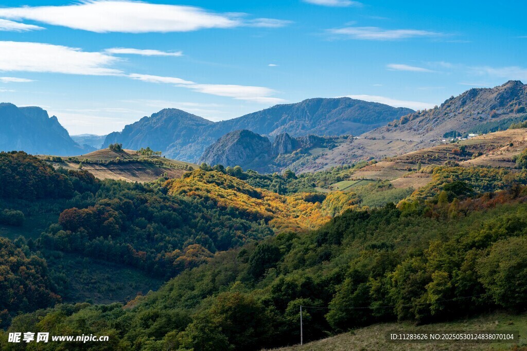 秋日山峦美景