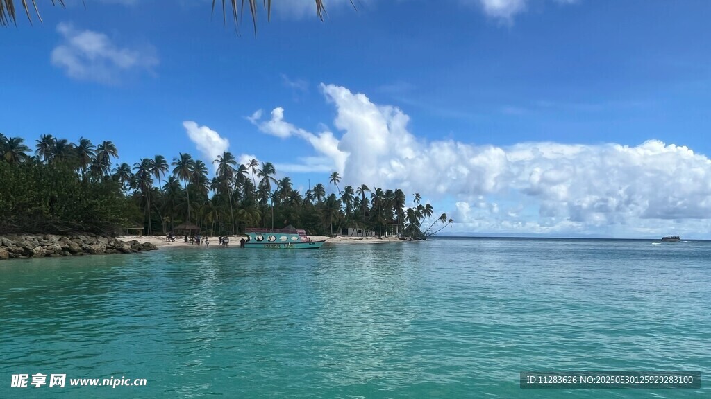 美丽海岛清澈海水风景