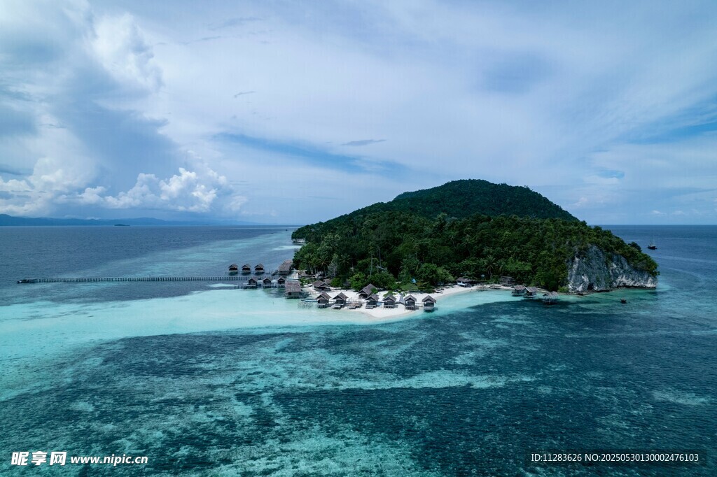 海上小岛与水上屋美景