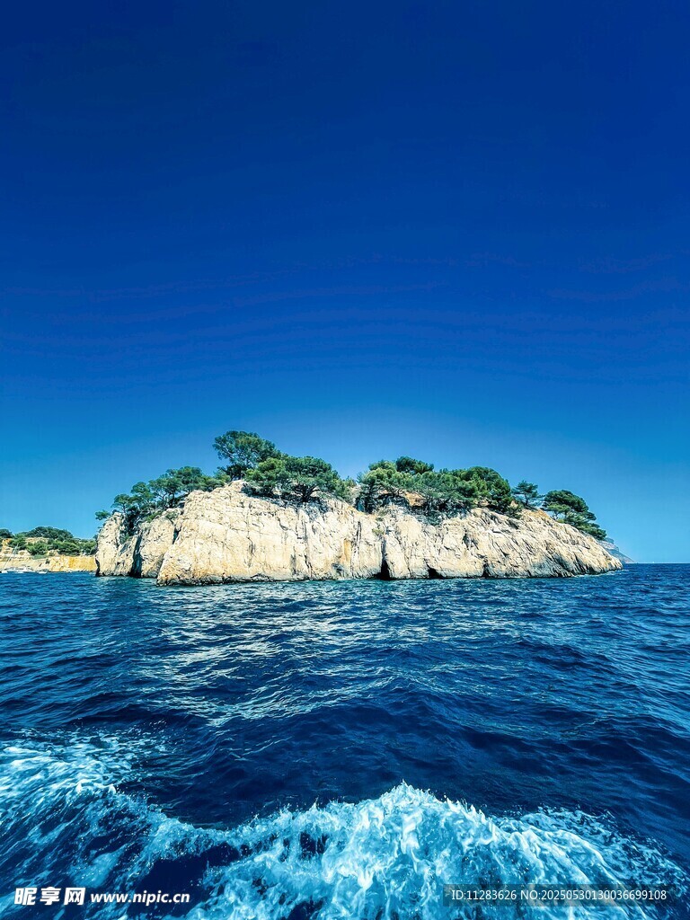 海上孤岩美景