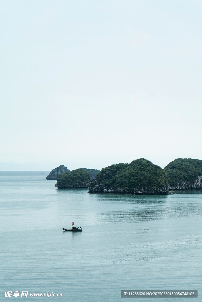 海上孤舟与葱郁岛屿