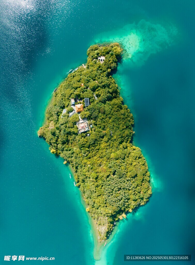 翠绿海岛浮于碧蓝海面
