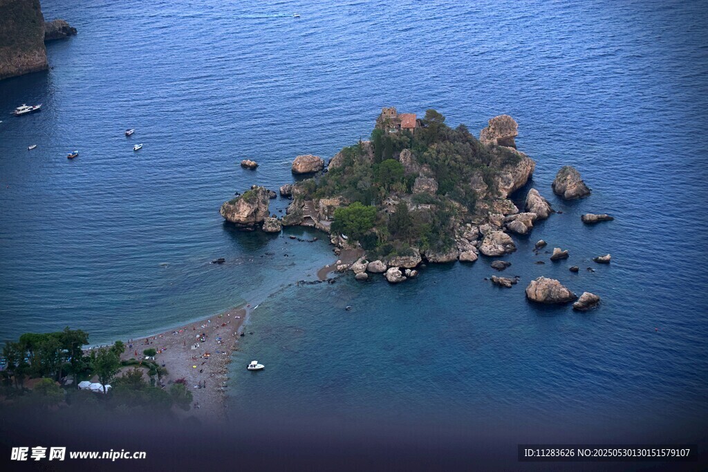 海中孤岛景色秀丽