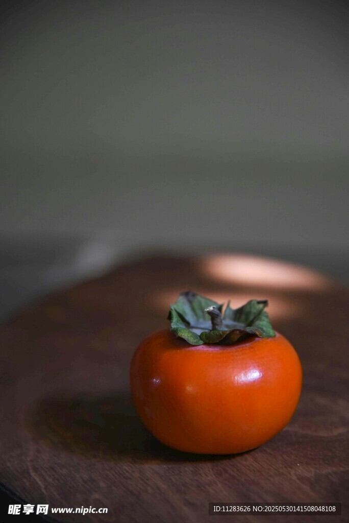 木盘上的新鲜柿子