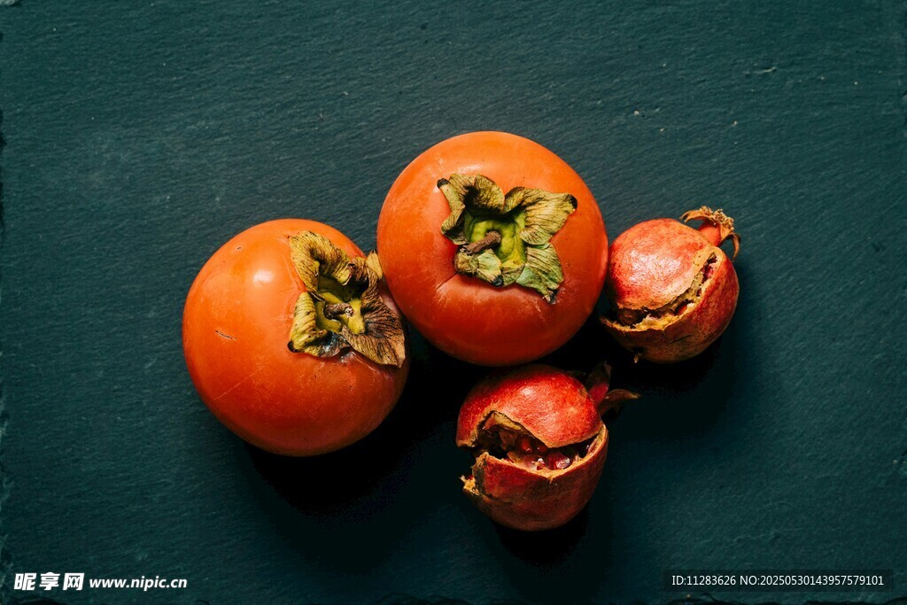 新鲜柿子摆拍图