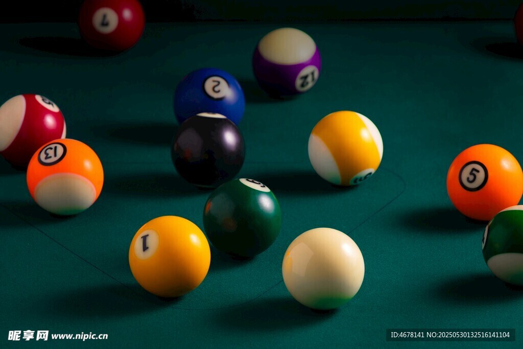 多彩台球散落在绿色台面上