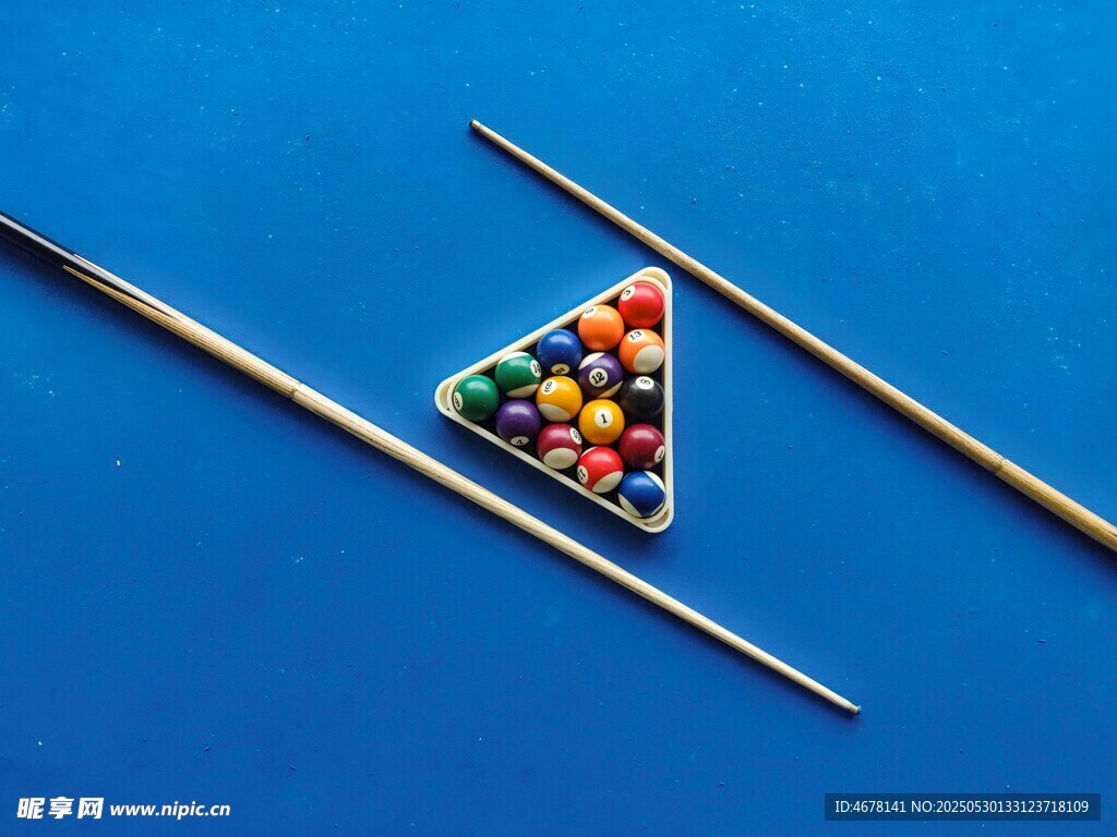 台球球杆与彩色台球组合