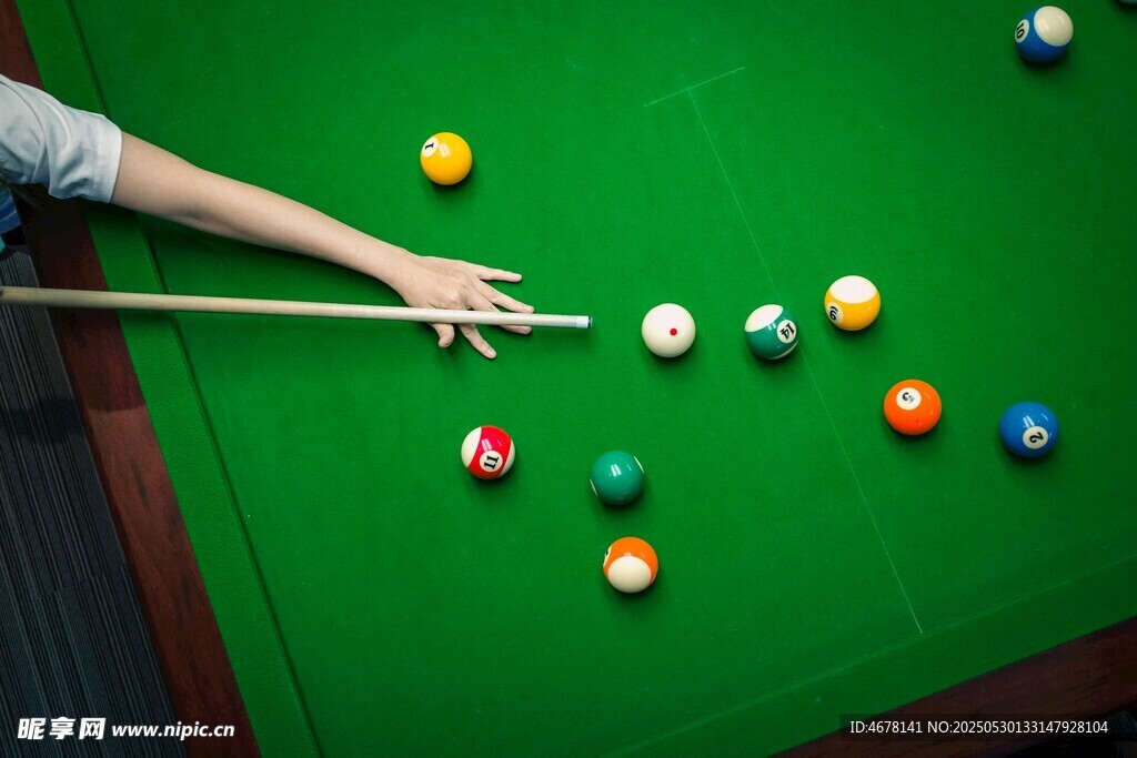 女子专注打台球瞬间