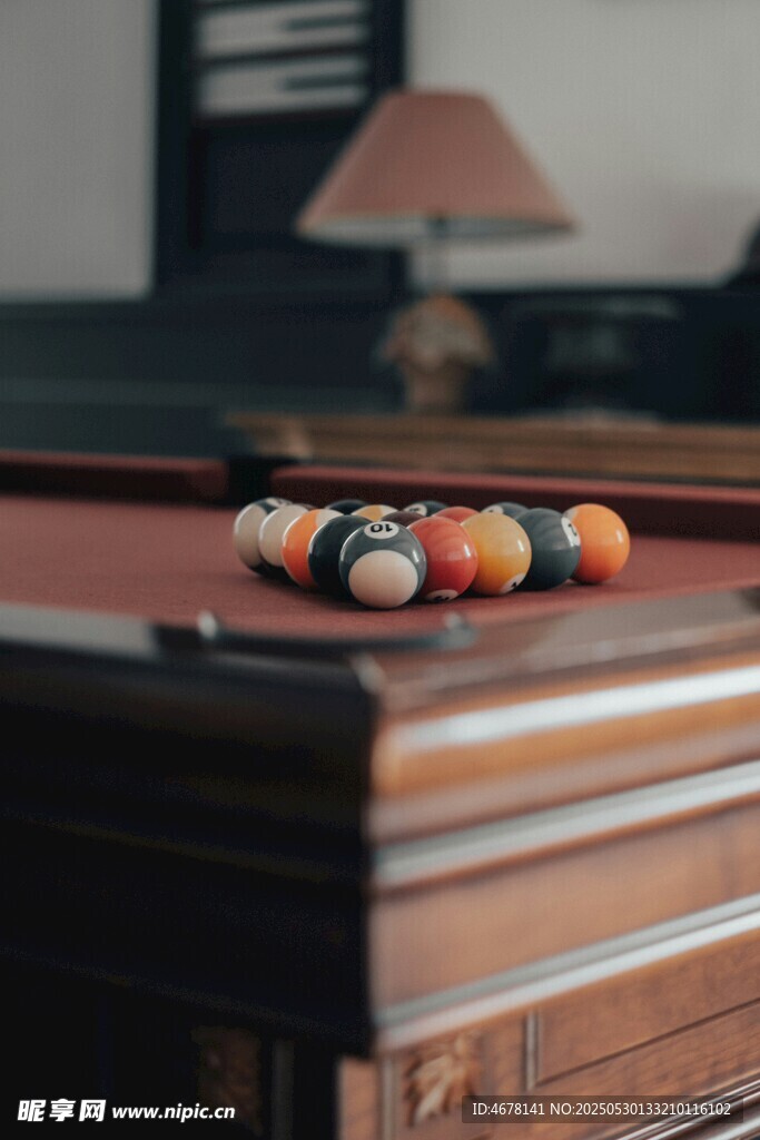 台球桌上多彩的台球
