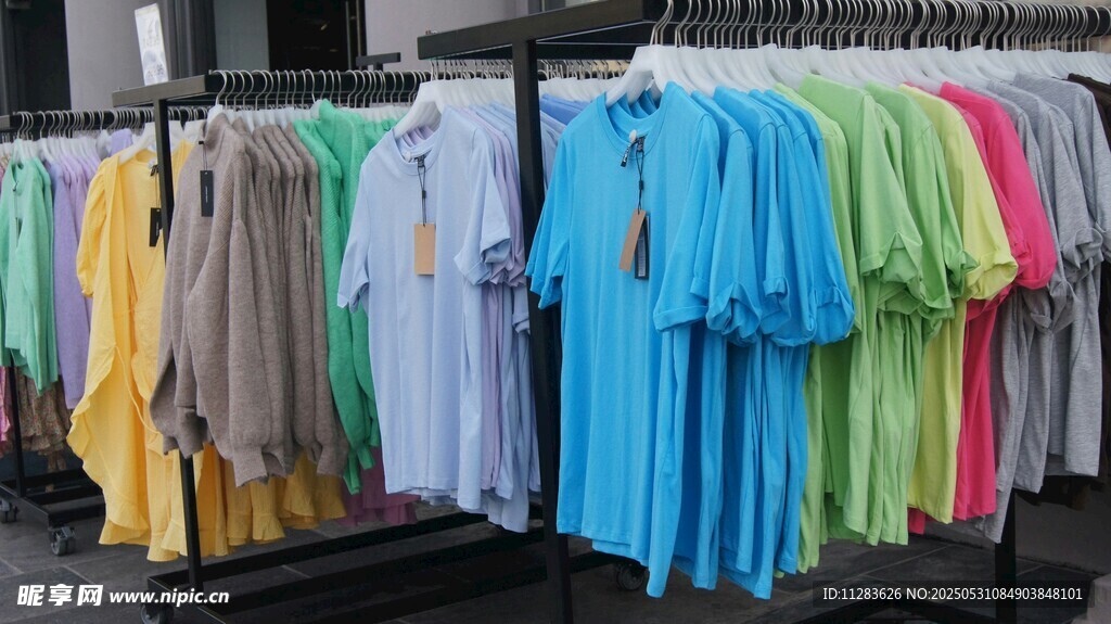 多彩服装挂架展示