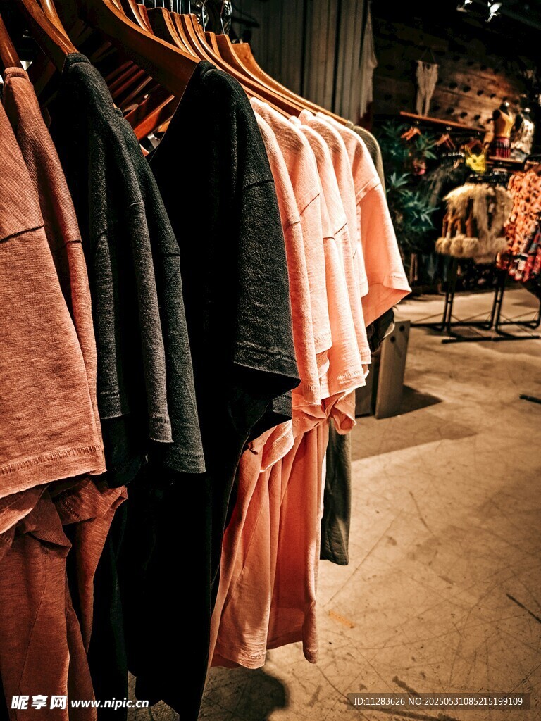 店内挂着多样款式的服装